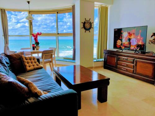 ein Wohnzimmer mit einem Sofa und einem Couchtisch in der Unterkunft Luxurious Beach apartment in Haifa