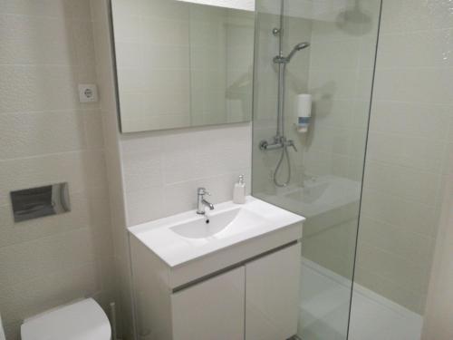 ポルトにあるKris Apartments Portoのバスルーム(シンク、シャワー、トイレ付)