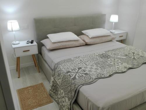 1 Schlafzimmer mit 2 Betten und 2 Nachttischen in der Unterkunft La Casa Di Pepe in Sanremo