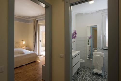 a bedroom with a bed and a bathroom at Aquae Sinis Laguna in Càbras
