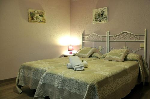 a bedroom with a bed with a green bedspread at Casa Rural Molí de Fòrnols in Fornols