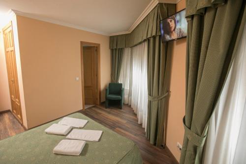 a room with a green table with towels on it at Hotel PAYRO in Santiago de Compostela