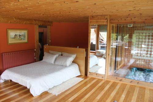 Ένα ή περισσότερα κρεβάτια σε δωμάτιο στο Une suite à la campagne