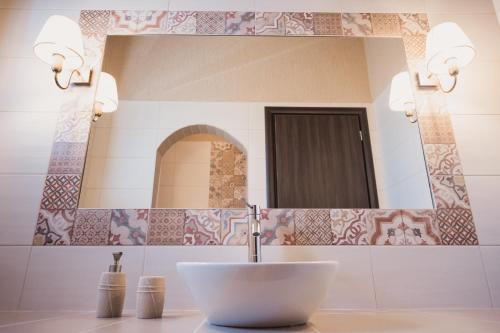 uma casa de banho com um lavatório e um espelho em Villa Danezis em Mesaria