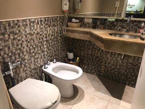 Et badeværelse på Tango Pop Junto al Obelisco en 820 Avenida Corrientes