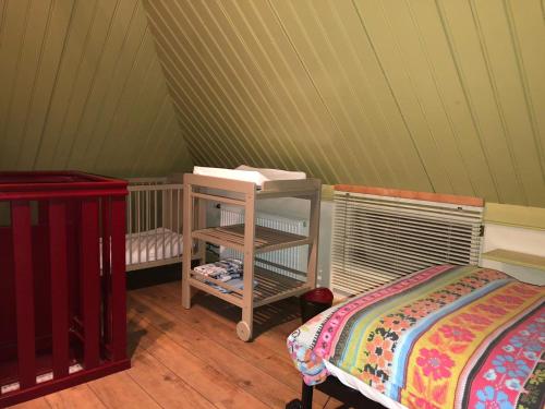 - une chambre avec un lit et une table avec un lit bébé dans l'établissement landgoed Groot Boerle, à Wijhe