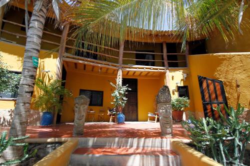 a courtyard of a building with a palm tree at StevieWonderLand Playa El Yaque in El Yaque