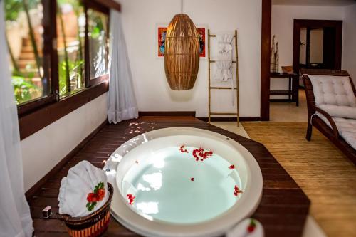 a room with a white bowl on a table at Hotel Sombra e Água Fresca in Pipa