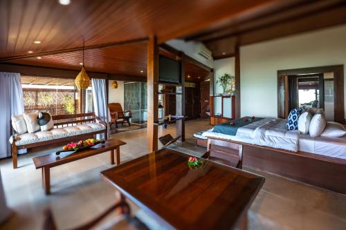 a large room with a bed and a living room at Hotel Sombra e Água Fresca in Pipa