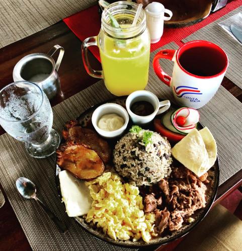 ein Teller mit Lebensmitteln auf einem Tisch mit einem Teller Lebensmittel in der Unterkunft Red Frog Rooms in Fortuna