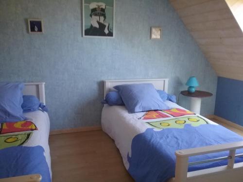 プルゲルノーにあるMénez ar Broc'hの青い壁のベッドルーム1室(ベッド2台付)