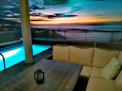 Swimmingpoolen hos eller tæt på Villa Mirador los Corales Heated pool opcional