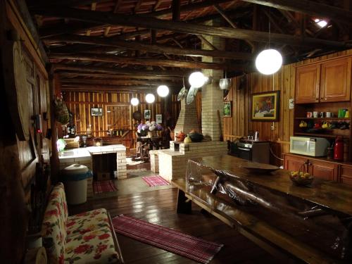 a large living room with wooden walls and wooden floors at Pousada Recanto dos Pôneis Rio Rufino Urubici in Rio Rufino