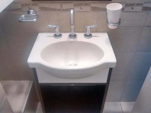 baño con lavabo blanco en una habitación en Edificio San Diego en Mar del Plata