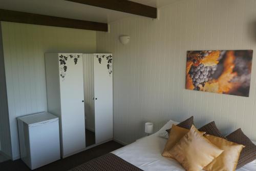 Postel nebo postele na pokoji v ubytování Narangba Motel (formerly Brisbane North B&B and Winery)
