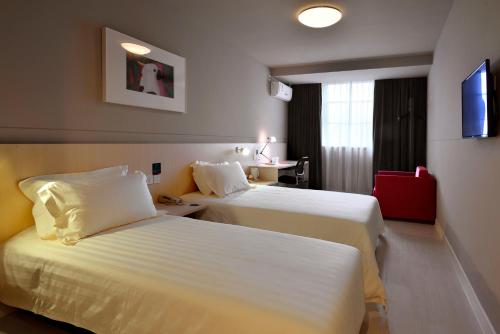 Ένα ή περισσότερα κρεβάτια σε δωμάτιο στο Jinjiang Inn Chengdu Dianzi Road