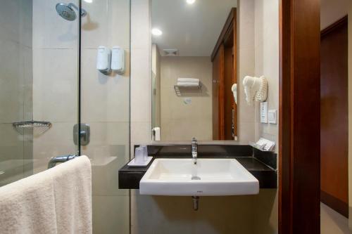 Koupelna v ubytování PrimeBiz Hotel Kuta