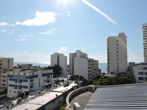 uma vista para uma cidade com edifícios altos em Apartahotel Dorado Rodadero em Santa Marta
