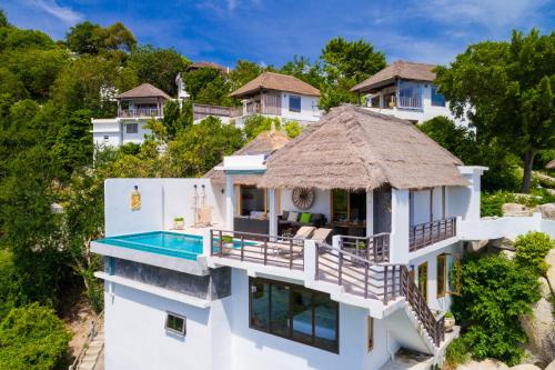 - une vue aérienne sur une villa avec une piscine dans l'établissement Villas Sabai Jai, à Koh Tao