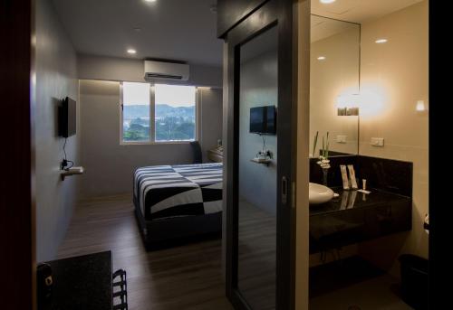 Postel nebo postele na pokoji v ubytování Cebu Hotel Plus