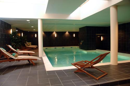 Swimming pool sa o malapit sa Amiral Hôtel