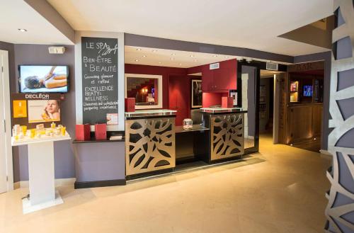 Η κουζίνα ή μικρή κουζίνα στο Best Western Plus Cannes Riviera