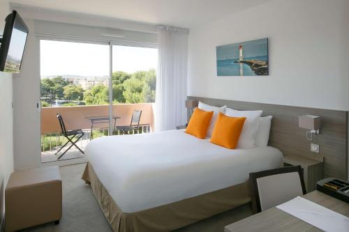Säng eller sängar i ett rum på Best Western Hôtel des Thermes - Balaruc les Bains Sète