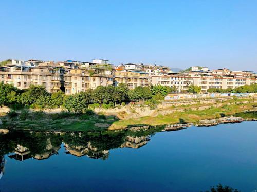 Reflexion von Gebäuden in einem Wasserkörper in der Unterkunft Lakeside Inn in Guilin