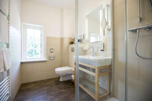 A bathroom at Best Western Plus Theodor Storm Hotel