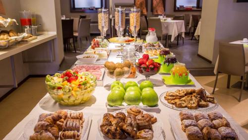 a long table filled with different types of food at Best Western Hotel Metropoli in Genova