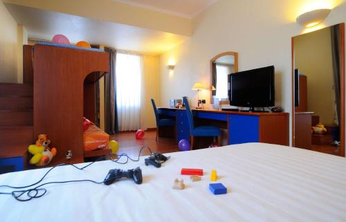 Una televisión o centro de entretenimiento en Best Western Hotel Globus