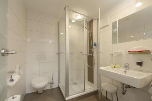 アーレンにあるAalener Römerhotel aWLのシャワー、洗面台、トイレ付きのバスルーム