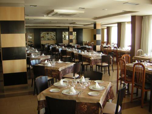 ห้องอาหารหรือที่รับประทานอาหารของ Hotel Luz de Luna