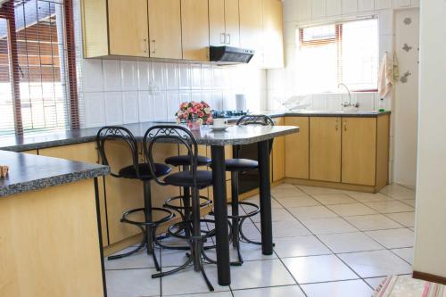 Η κουζίνα ή μικρή κουζίνα στο De Helling Self Catering
