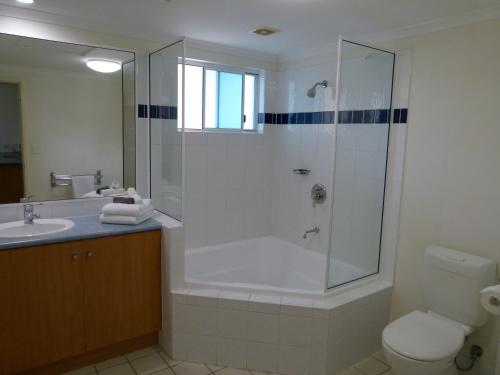 Koupelna v ubytování Madison Ocean Breeze Apartments