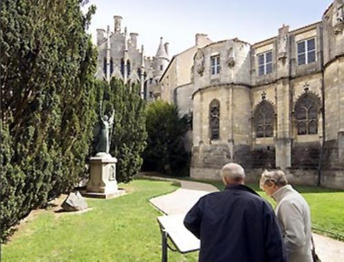 two people standing in front of a building at ibis Poitiers Centre in Poitiers