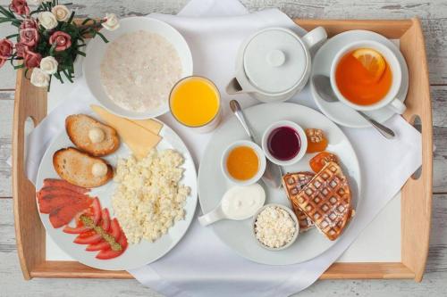 サマラにあるOld City Hotel Samaraのテーブルの上に並べた朝食用の食材