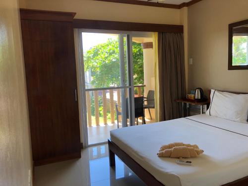 A bed or beds in a room at Malapascua Starlight Resort
