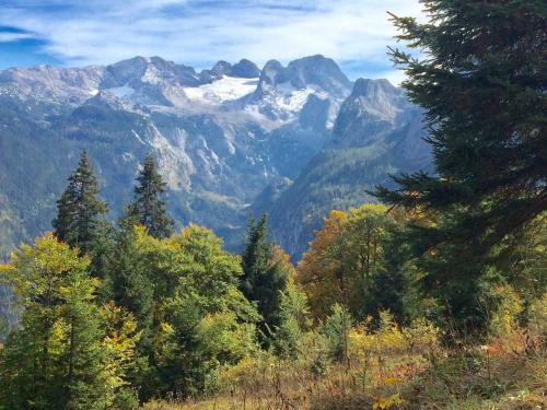 a view of a mountain range with snow capped mountains at Dachstein Mountainview Gosau in Gosau