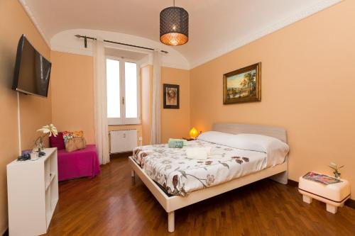 ローマにあるinternocinqueのベッドルーム(ベッド1台、テレビ付)