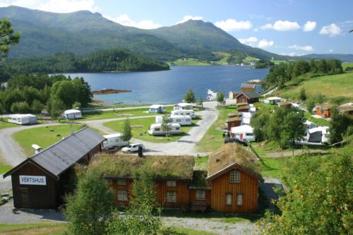 una pequeña ciudad con un lago y una montaña en Valsøya en Valsøyfjord