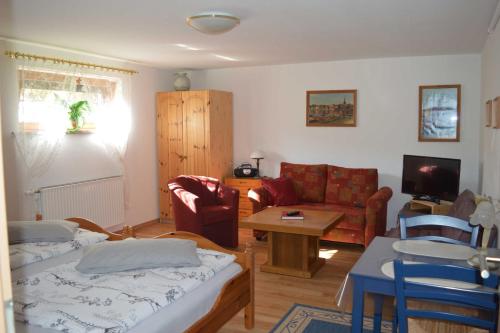 een woonkamer met een bank en een tafel bij Bebensee Edda DZ in Neustadt in Holstein