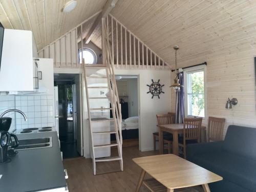 - une chambre avec une mezzanine dans une petite maison dans l'établissement Ronneby Havscamping, à Listerby