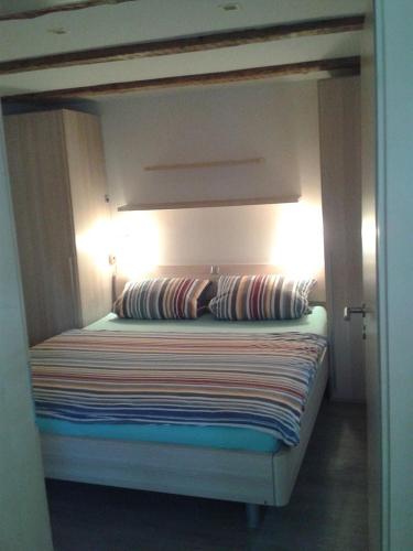 ネルトリンゲンにあるKasarme Auszeitのベッド1台(枕2つ付)