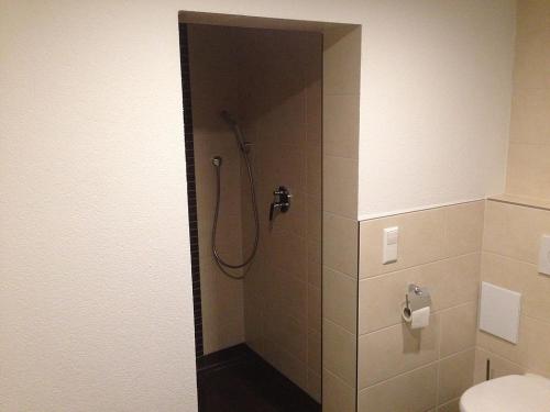 La salle de bains est pourvue d'une cabine de douche et de toilettes. dans l'établissement Kasarme Auszeit, à Nördlingen
