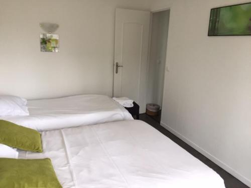 Giường trong phòng chung tại Hotel De Rouen