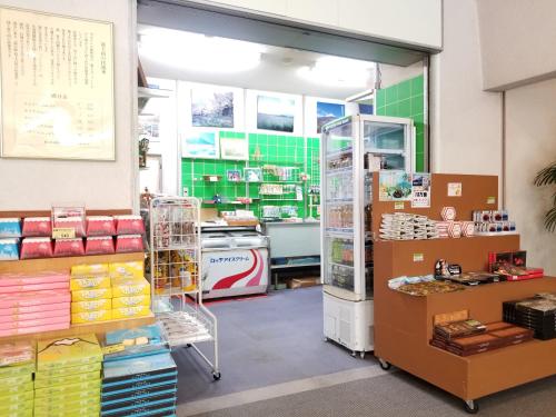Кухня или мини-кухня в Yamanakako-Asahigaoka-Onsen Hotel Seikei
