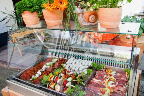 a display case filled with different types of food at Landgasthof Zur Post in Zilshausen