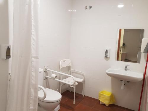 
A bathroom at Albergue Ribadeo a Ponte
