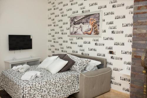 um quarto com uma cama e uma parede coberta por escrito em Dimora De Curtis em Nápoles